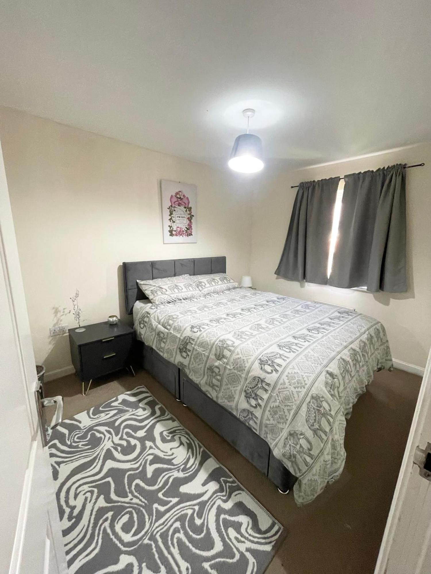 City Spa House: Spacious 10-sleeper With Jacuzzi Near Centre *