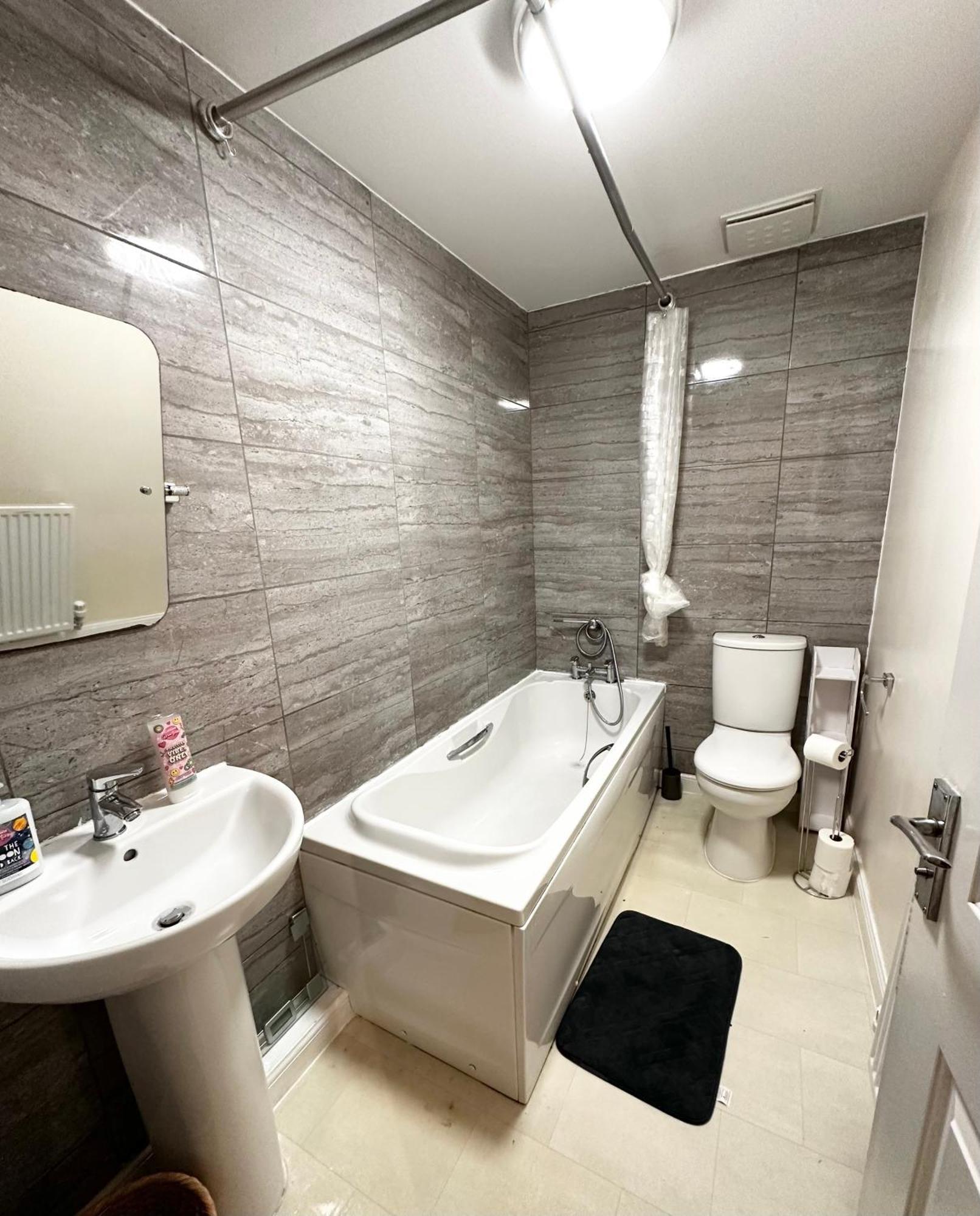 City Spa House: Spacious 10-sleeper With Jacuzzi Near Centre *