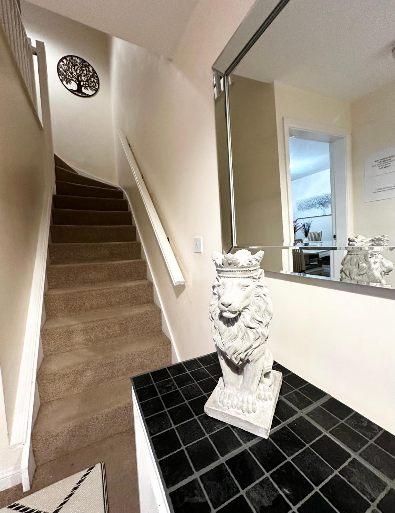 City Spa House: Spacious 10-sleeper With Jacuzzi Near Centre Holiday home
